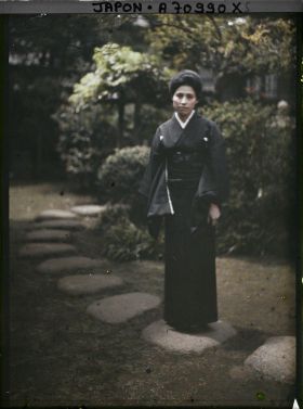 Image représentant Japonaise dans le jardin d'une résidence