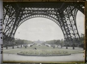 Image représentant Le Champ de Mars et l'École militaire depuis les pieds de la tour Eiffel