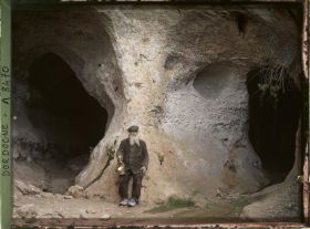 Image représentant France, Les Eyzies, L'entrée de la caverne aux peintures avec le menuisier archéologue natif du pays