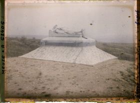 Image représentant Meuse, Douaumont, Le tombeau d'un poilu