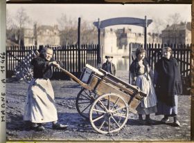 Image représentant Vieille femme venant chercher du charbon