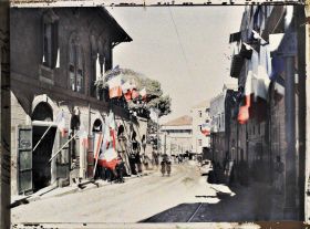 Image représentant La route de Damas pavoisée aux couleurs françaises lors de l'arrivée du général Gouraud, haut-commissaire de la République française