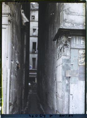 Image représentant La rue du Paon blanc depuis le quai de l'Hôtel-de-Ville