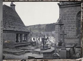 Image représentant A l'intérieur de l'enclos paroissial, le cimetière, l'oratoire et l'église Saint-Jean-du-Doigt