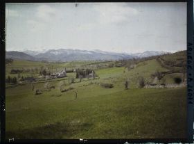 Image représentant Le château des Espas vu de Pujol et la chaîne ; sur la gauche, le mont Vallier