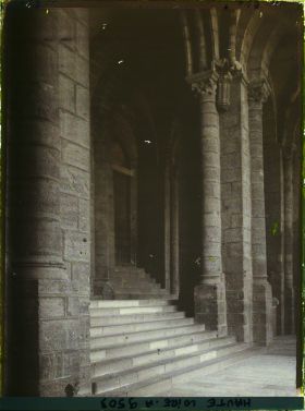 Image représentant Escaliers et pilliers du porche de la cathédrale Notre-Dame-de-l'Annonciation