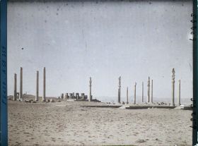 Image représentant Vestiges de l'Apadana (Hall d'audience de Darius 1er, fin du VIe siècle avant J.-C.). Au fond, le palais de Darius