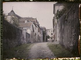 Image représentant France, Sauveterre de Béarn, Vieille rue dans les Remparts