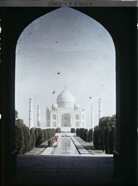 Image représentant Le grand canal axial et le mausolée vus de la porte monumentale de l'enceinte du Taj Mahal