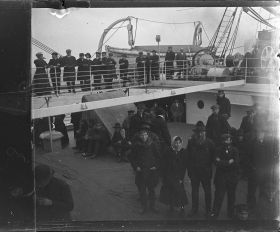 Image représentant Passagers des 3emes classes sur l'entrepont et passagers des 2emes classes sur la passerelle