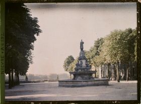 Image représentant La fontaine sur la place de la République