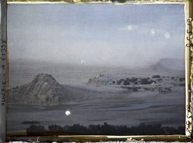 Image représentant Le lit de l'Oued Mzi avec à l'arrière-plan une tempête de sable