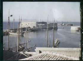 Image représentant Le petit port vénitien, avec son fort, et quelques bateaux, depuis la ville