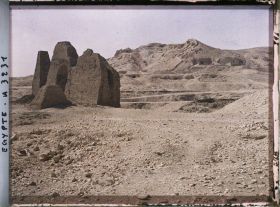 Image représentant Ruines de tombeaux près de ceux de Deihr el Bahri