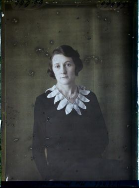 Image représentant https://musee-albert-kahn.s-museum.fr/home/NWQ2OTAwYzNmYjZlZTk1ZWQwODJmMjY4L2dlbmVyaWMtbm90aWNlLXRhYi9hdXRob3JpdHkvNjE3YTc5ZjVjZjhiODk2OGIzMzM3ZDIx/5d6900c3fb6ee95ed082f268/generic-notice-tab/authority/617a79ebcf8b8968b3337350 Madame Marcel Martin