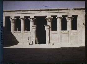 Image représentant Entrée du pronaos (vestibule) du temple d'Horus