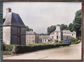 Image représentant France, Les Mesnuls, Le Château, vue prise de la route de Rambouillet en allant sur les Mesnuls