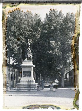 Image représentant La statue du sergent Blandan et l'avenue Borely-la-Sapie
