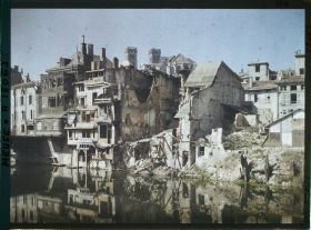 Image représentant France, Verdun, Sur les bords de la Meuse, maisons détruites