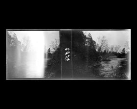 Image représentant Un cours d'eau dans le Zhangyuan ("jardin Zhang"), appelé aussi Weichunyuan, situé dans la Concession internationale, près de l'actuelle Wujianglu ("rue de Wujiang")