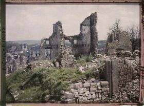 Image représentant France, Verdun, Ruines de la Ville basse, Vue prise de la Place de la Magdelenie-au fond, l'Eglise St Sauveur