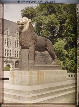 Image représentant Allemagne, Düsseldorf, Occupation Française, Le lion en bois enclouté de la Koenigsalle 1914, 1915, 1916.