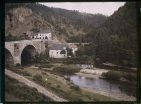 Image représentant Le vieux pont avec le restaurant Le Garabit côté Loubaresse, pris depuis Anglards-de-Saint-Flour