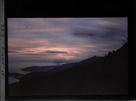 Image représentant Paysage maritime vu à contre-jour sur un ciel rosé