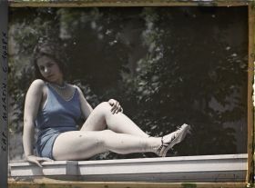 Image représentant Jeune femme posant sur la balustrade de la villa Miramar