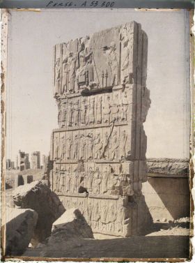 Image représentant Palais des cent colonnes, bas-relief de la porte sud représentant les guerriers des différentes ethnies de l'empire portant le trône de Darius 1er