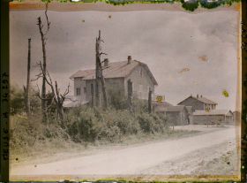 Image représentant France, Fresnes en Woëvre, Arbres morts et nouvel hôtel