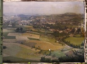 Image représentant Vue de la ville et des environs du Puy-en-Velay pris depuis la terrasse du château en direction du sud-sud-est