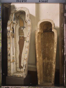 Image représentant Sarcophages décorés au musée égyptien