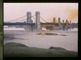 Image représentant Le pont suspendu au dessus de la Loire, édifié en 1836, reconstruit en 1859 puis en 1870