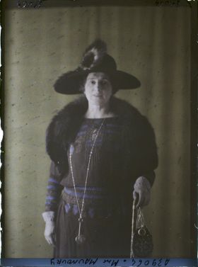 Image représentant https://musee-albert-kahn.s-museum.fr/home/NWQ2OTAwYzNmYjZlZTk1ZWQwODJmMjY4L2dlbmVyaWMtbm90aWNlLXRhYi9hdXRob3JpdHkvNjE3YTc5ZjVjZjhiODk2OGIzMzM3ZDIx/5d6900c3fb6ee95ed082f268/generic-notice-tab/authority/617a79ebcf8b8968b3337363 Madame Maunoury