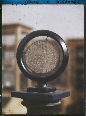 Image représentant Musée archéologique - Le Disque de Phaïstos en terre cuite, décoré d'idéogrammes