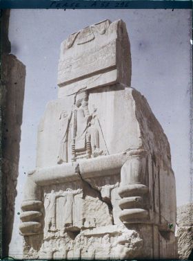 Image représentant Dans l'embrasure de la porte orientale du Tripylon, bas-relief représentant le roi Darius sur son trône sous le symbole ailé d'Ahura Mazda, soutenu par les 28 nations vassales