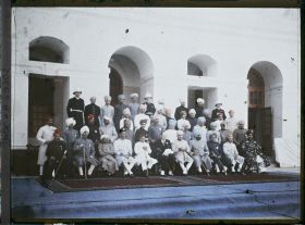 Image représentant Portrait de groupe lors d'une réception au parlement de New-Delhi, cession de la Narendra Mandal