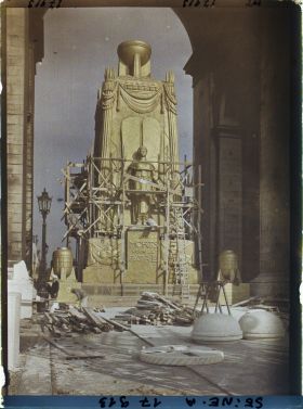 Image représentant Le Cénotaphe dedié aux morts pour la patrie replacé sous l'Arc de Triomphe après les fêtes des 13 et 14 juillet 1919