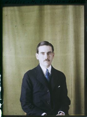 Image représentant https://musee-albert-kahn.s-museum.fr/home/NWQ2OTAwYzNmYjZlZTk1ZWQwODJmMjY4L2dlbmVyaWMtbm90aWNlLXRhYi9hdXRob3JpdHkvNjE3YTc5ZjVjZjhiODk2OGIzMzM3ZDIx/5d6900c3fb6ee95ed082f268/generic-notice-tab/authority/617a79ebcf8b8968b333706f Monsieur Kemforth-Adams