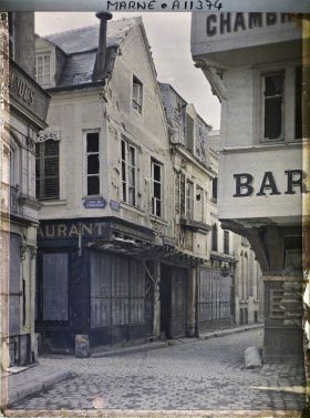 Image représentant L'angle de la rue des Elus et de l'Ecrevisse, place des Marchés (actuelle place du Forum)