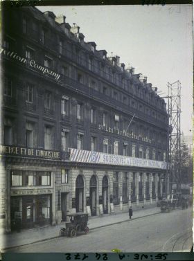 Image représentant L'emprunt national de 1920 au 15 rue Scribe, vue prise de l'Opéra Garnier