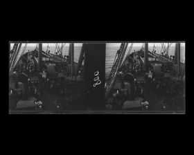 Image représentant Les bagages sont rassemblés sur le pont, à l'avant du navire