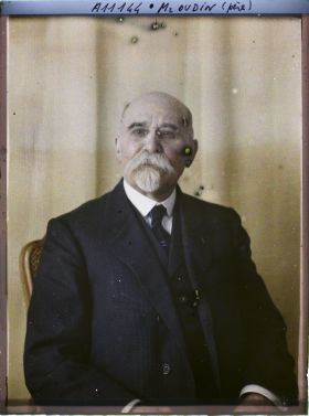 Image représentant Monsieur  https://musee-albert-kahn.s-museum.fr/home/NWQ2OTAwYzNmYjZlZTk1ZWQwODJmMjY4L2dlbmVyaWMtbm90aWNlLXRhYi9hdXRob3JpdHkvNjE3YTc5ZjVjZjhiODk2OGIzMzM3ZDIx/5d6900c3fb6ee95ed082f268/generic-notice-tab/authority/617a79ebcf8b8968b33374dc Oudin, père