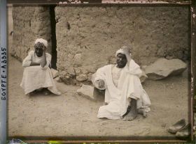 Image représentant Deux Soudanais assis par terre dans le village
