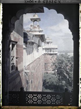 Image représentant Vue sur l'extérieur de l'enceinte du fort Rouge (Lal Qila), la toiture du palais privé (Khas Mahal) surmontée d'un chhatri et au fond, la tour du Jasmin (Musamman Burj)