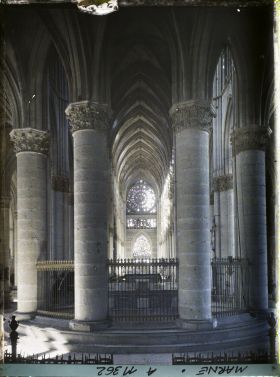 Image représentant la nef de la cathédrale vue du choeur