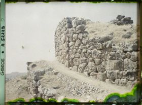 Image représentant Chemin bordant, en montant, le mur d'enceinte de la citadelle (rampe d'accès de l'entrée principale ?)