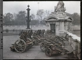 Image représentant Canons pris aux Allemands exposés place de la Concorde devant la statue de Marseille