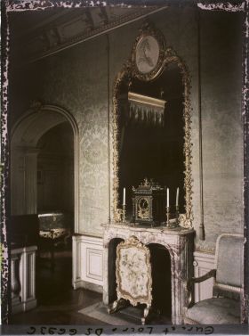 Image représentant La cheminée de la chambre de l'appartement de la marquise dans le logis principal du château